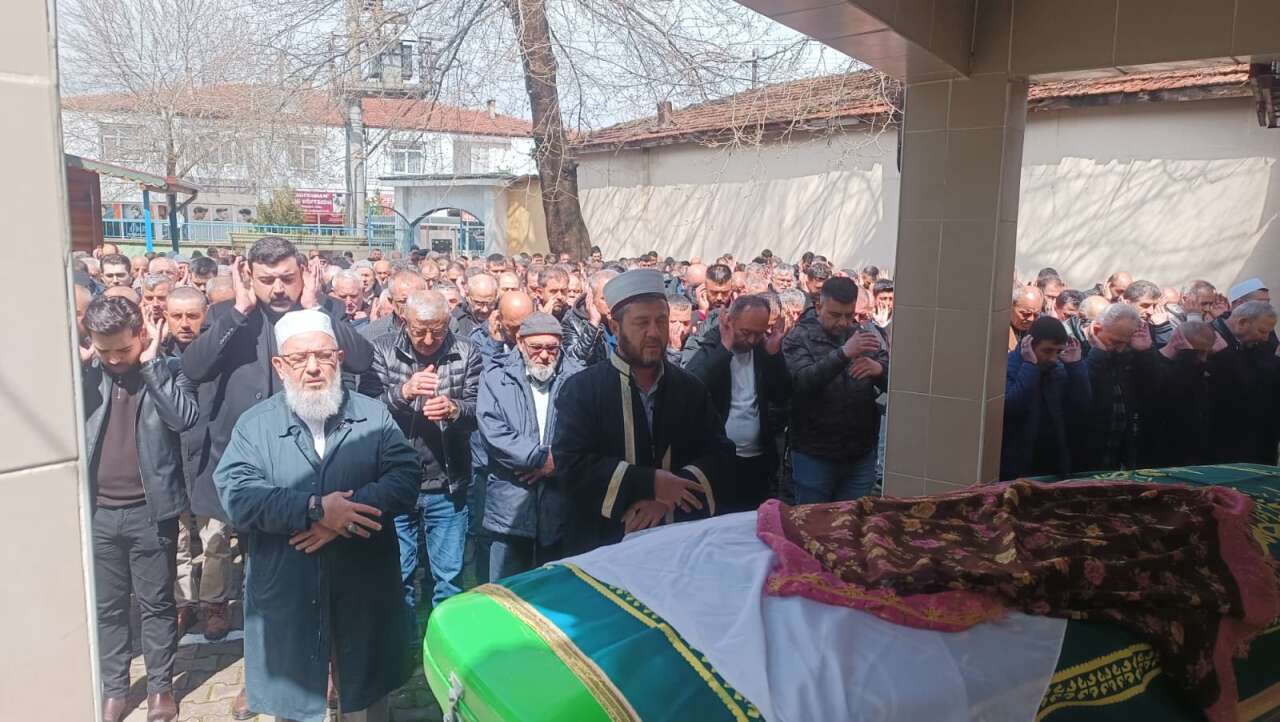 Ankara’daki ters yön faciasında ölen 5 kişi toprağa verildi 5